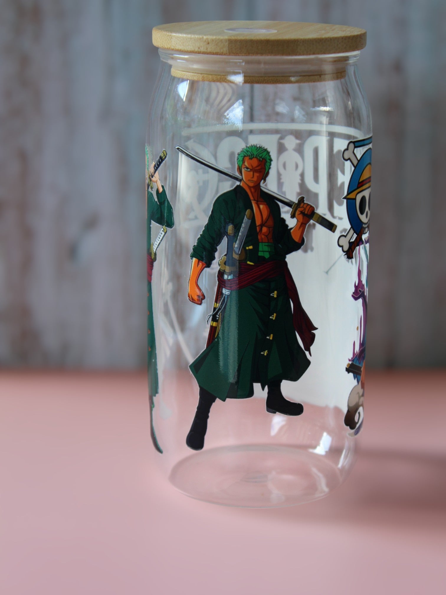 Trinkglas mit Bambus Deckel und Glasstrohhalm | Anime Trinkglas | One Piece Trinkglas | Trinkbecher | Zorro | Ruffy | Klar | 560ml | 18 uz.