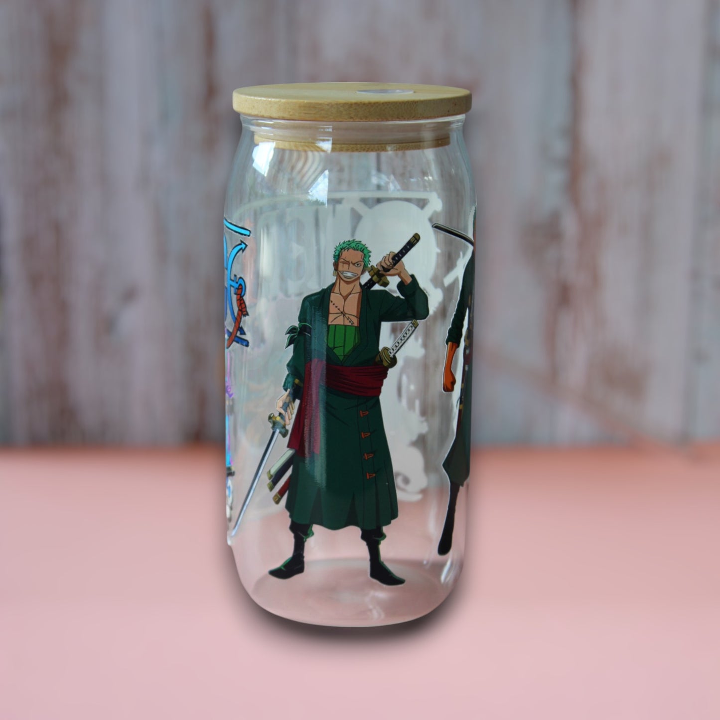 Trinkglas mit Bambus Deckel und Glasstrohhalm | Anime Trinkglas | One Piece Trinkglas | Trinkbecher | Zorro | Ruffy | Klar | 560ml | 18 uz.