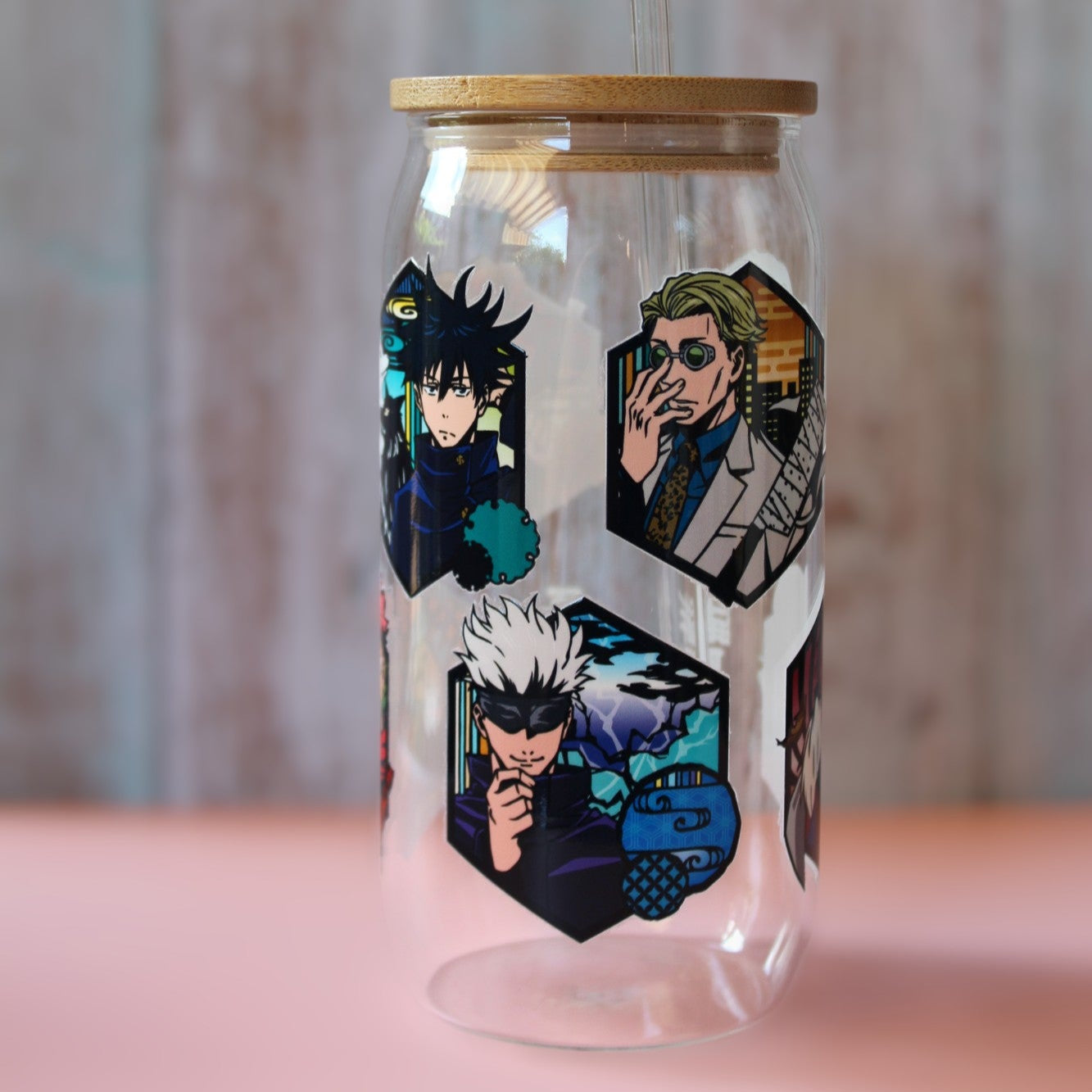 Trinkglas mit Bambus Deckel und Glasstrohhalm | Anime Trinkglas | Jujutsu Kaisen Glas | Trinkbecher | JJK | Klar | 560ml | 18 uz.| Gojo
