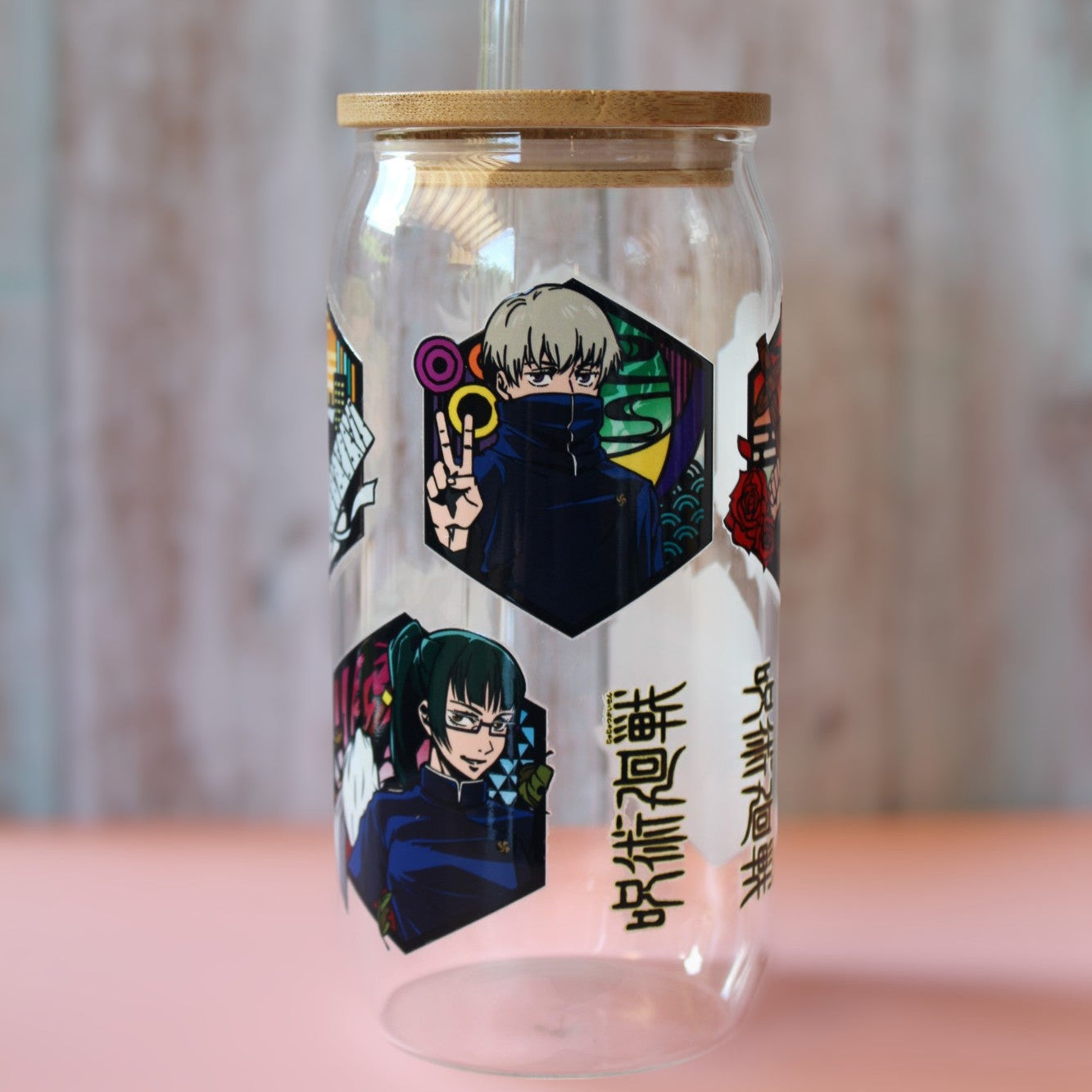 Trinkglas mit Bambus Deckel und Glasstrohhalm | Anime Trinkglas | Jujutsu Kaisen Glas | Trinkbecher | JJK | Klar | 560ml | 18 uz.| Gojo
