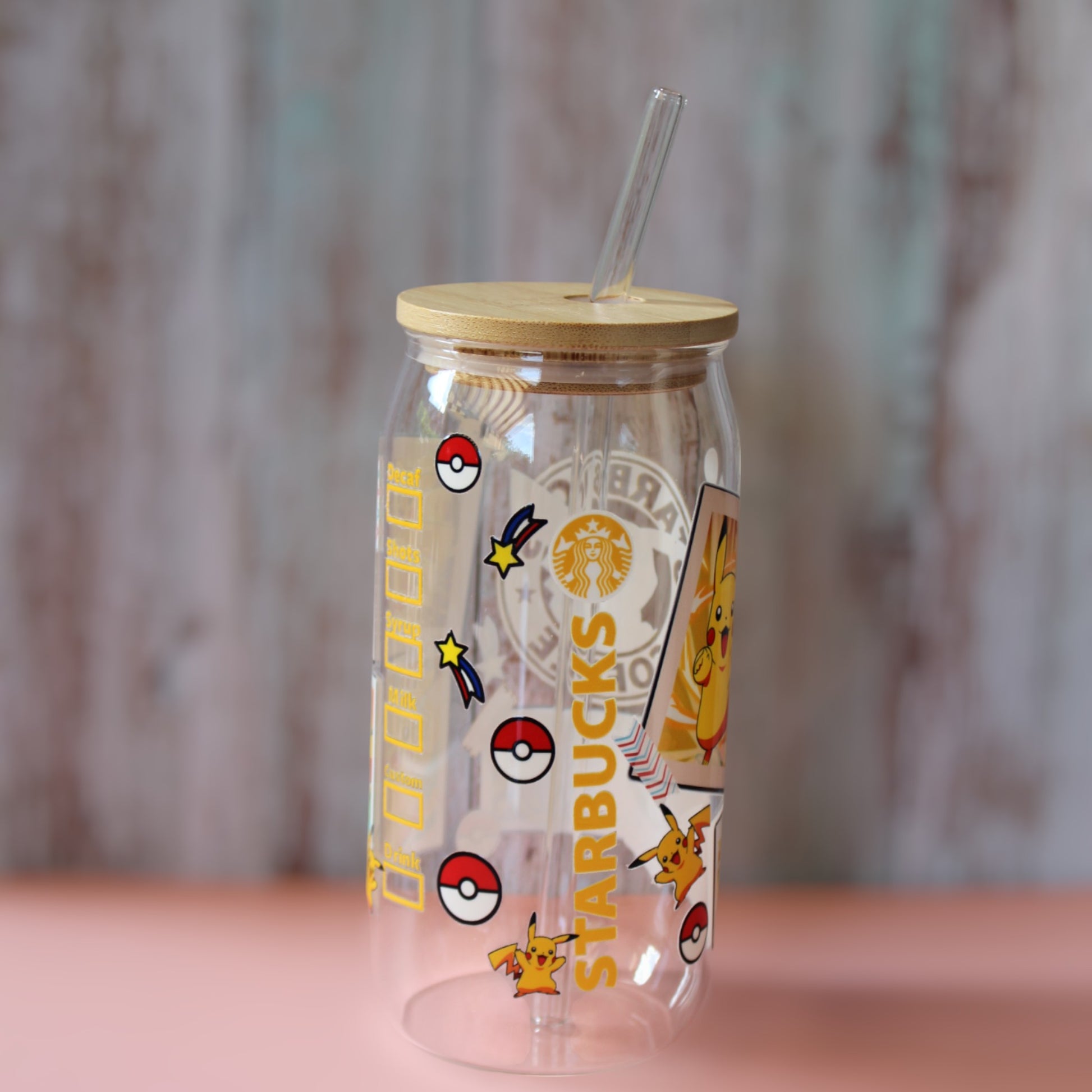 Trinkglas mit Bambus Deckel und Glasstrohhalm | Anime Trinkglas | Pokémon Trinkglas | Pikachu | Bisasam| Glumanda| Pokémon | 560ml | 18 uz.
