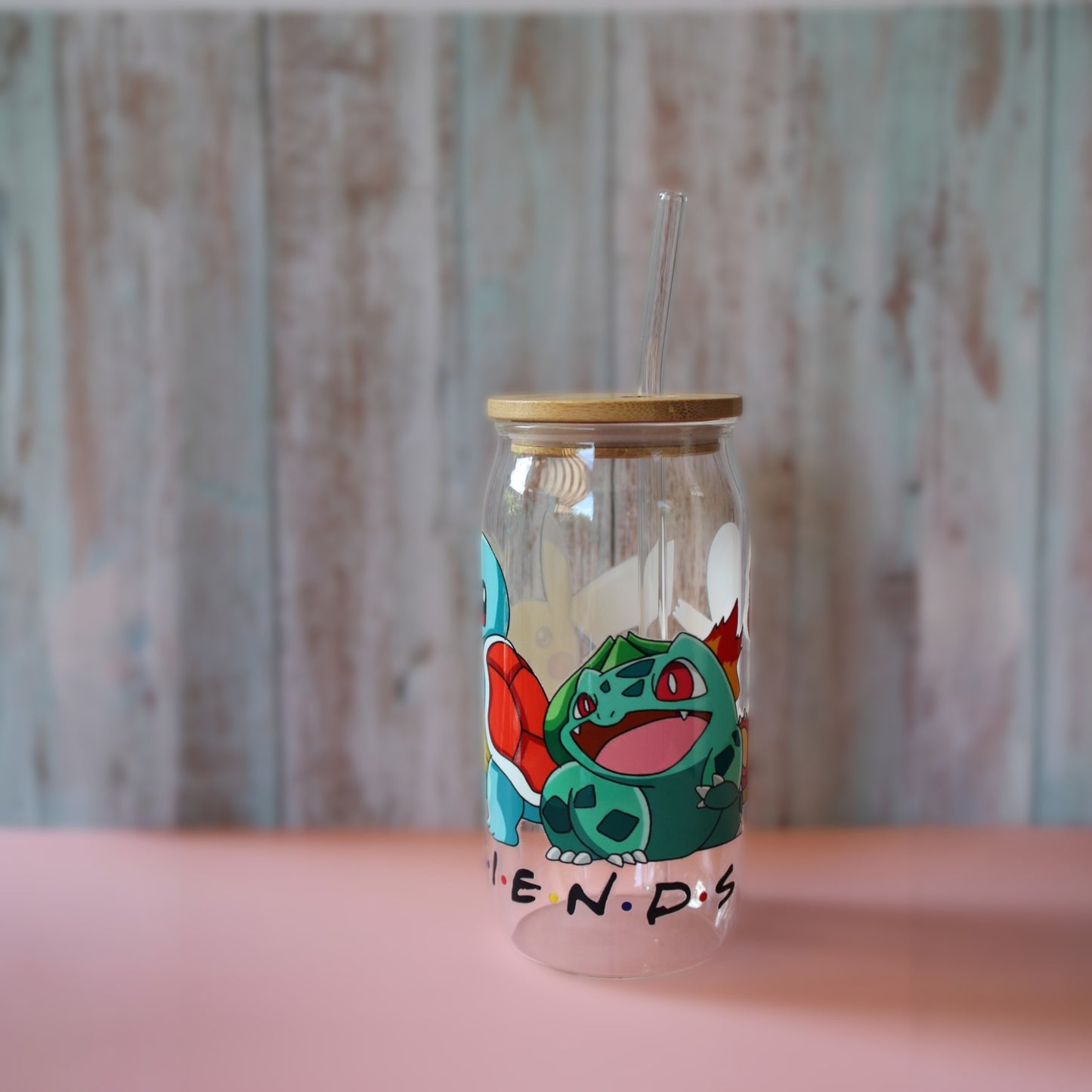 Trinkglas mit Bambus Deckel und Glasstrohhalm | Anime Trinkglas | Pokémon Trinkglas | Pikachu | Bisasam| Glumanda| Pokémon | 560ml | 18 uz.