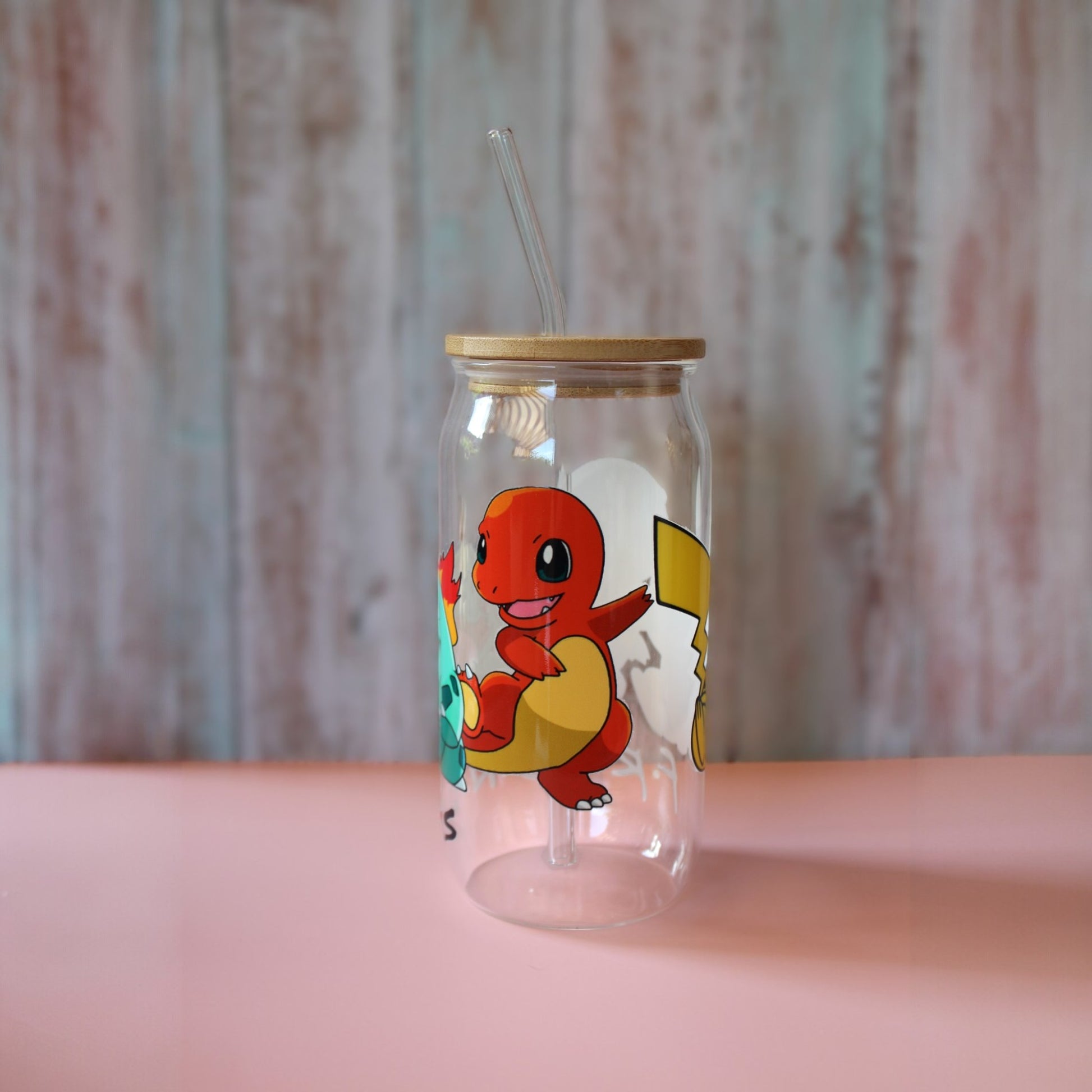 Trinkglas mit Bambus Deckel und Glasstrohhalm | Anime Trinkglas | Pokémon Trinkglas | Pikachu | Bisasam| Glumanda| Pokémon | 560ml | 18 uz.