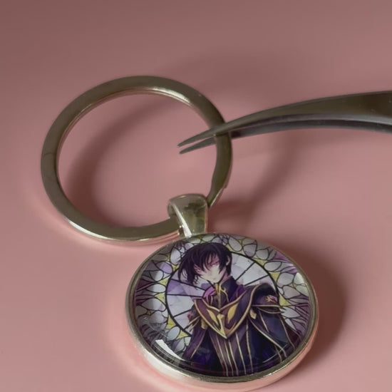 Handgefertigter Code Geass Anime-Schlüsselanhänger mit rundem Motiv und silbernem Metallanhänger