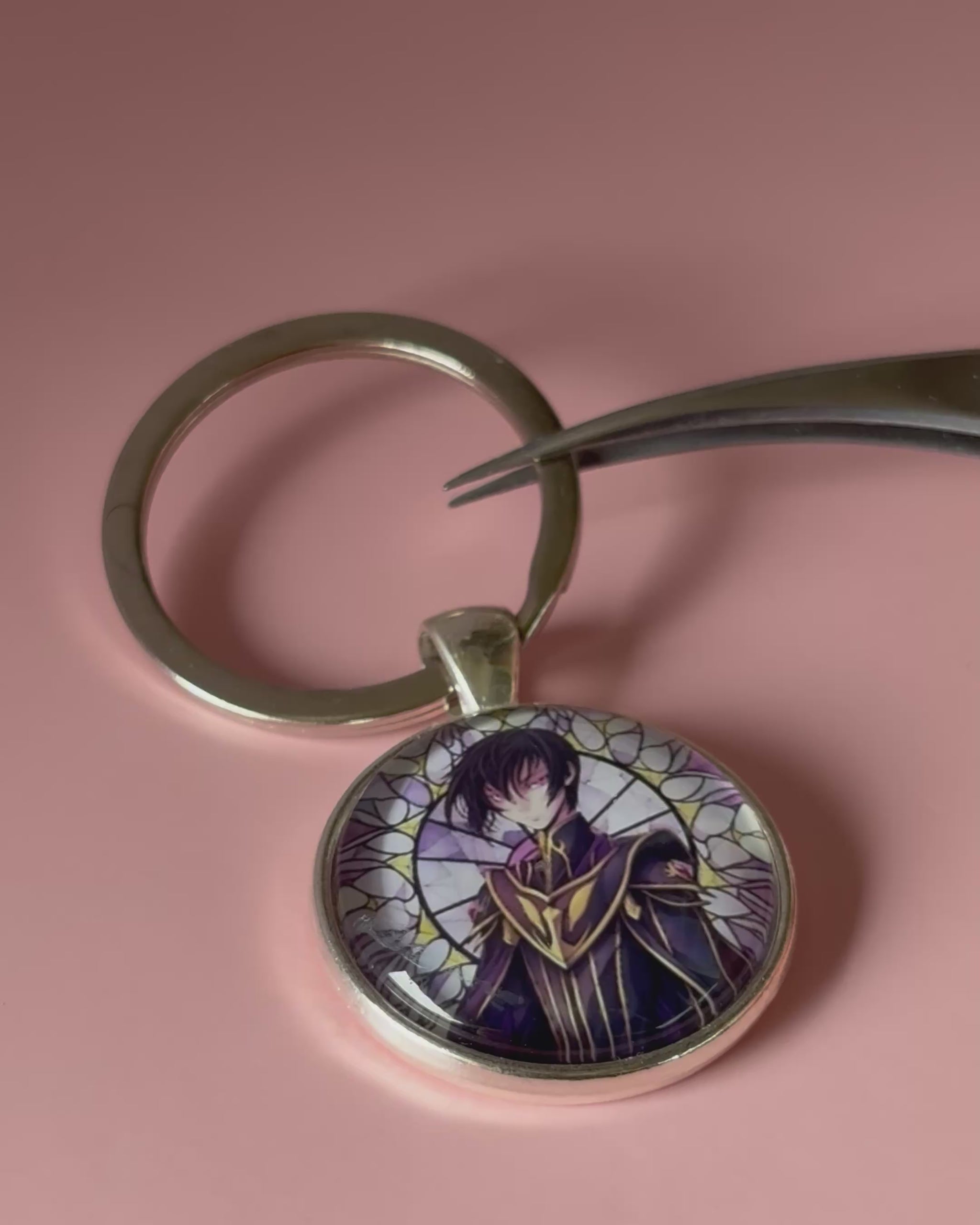 Handgefertigter Code Geass Anime-Schlüsselanhänger mit rundem Motiv und silbernem Metallanhänger