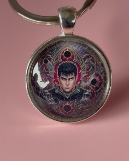 Berserk Anime-Schlüsselanhänger mit rundem Motiv und silbernem Metallanhänger