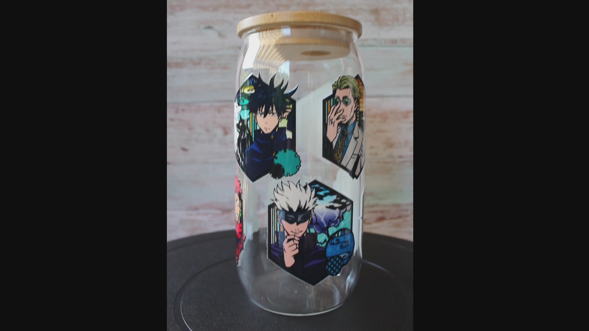Trinkglas mit Bambus Deckel und Glasstrohhalm | Anime Trinkglas | Jujutsu Kaisen Glas | Trinkbecher | JJK | Klar | 560ml | 18 uz.| Gojo