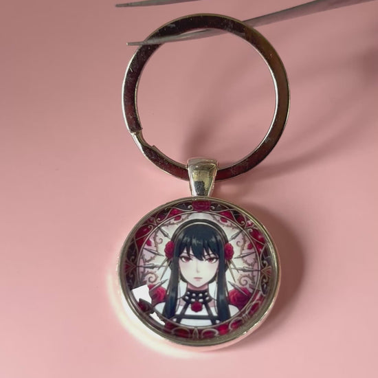 Spy x Family Anime-Schlüsselanhänger mit rundem Motiv und silbernem Metallanhänger