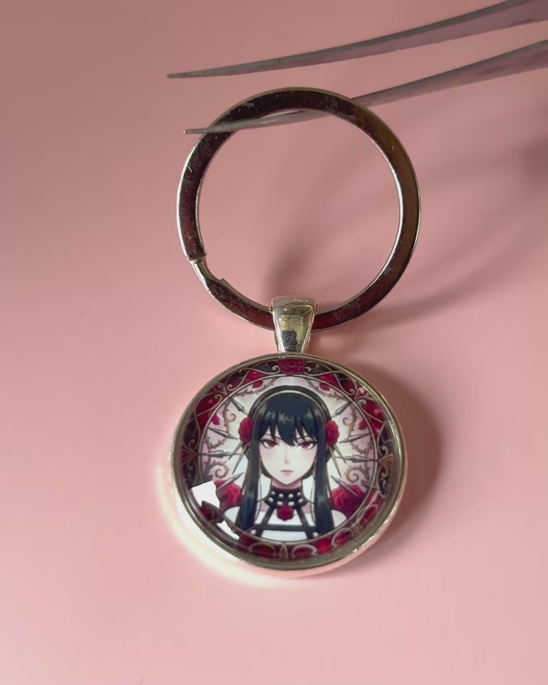 Spy x Family Anime-Schlüsselanhänger mit rundem Motiv und silbernem Metallanhänger