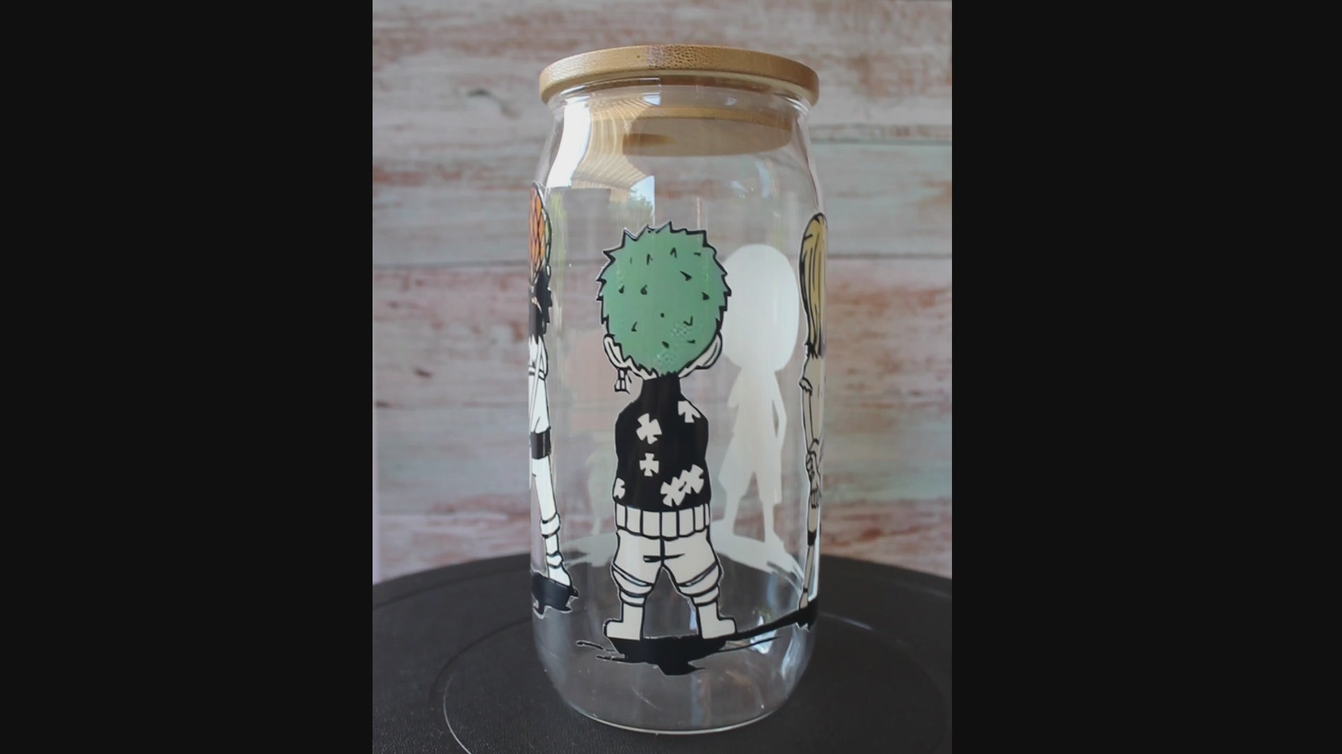 Trinkglas mit Bambus Deckel und Glasstrohhalm | Anime Trinkglas | One Piece Trinkglas | Trinkbecher | Zorro | Ruffy | Klar | 560ml | 18 uz.