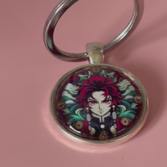 Demon Slayer Anime-Schlüsselanhänger mit rundem Motiv und silbernem Metallanhänger