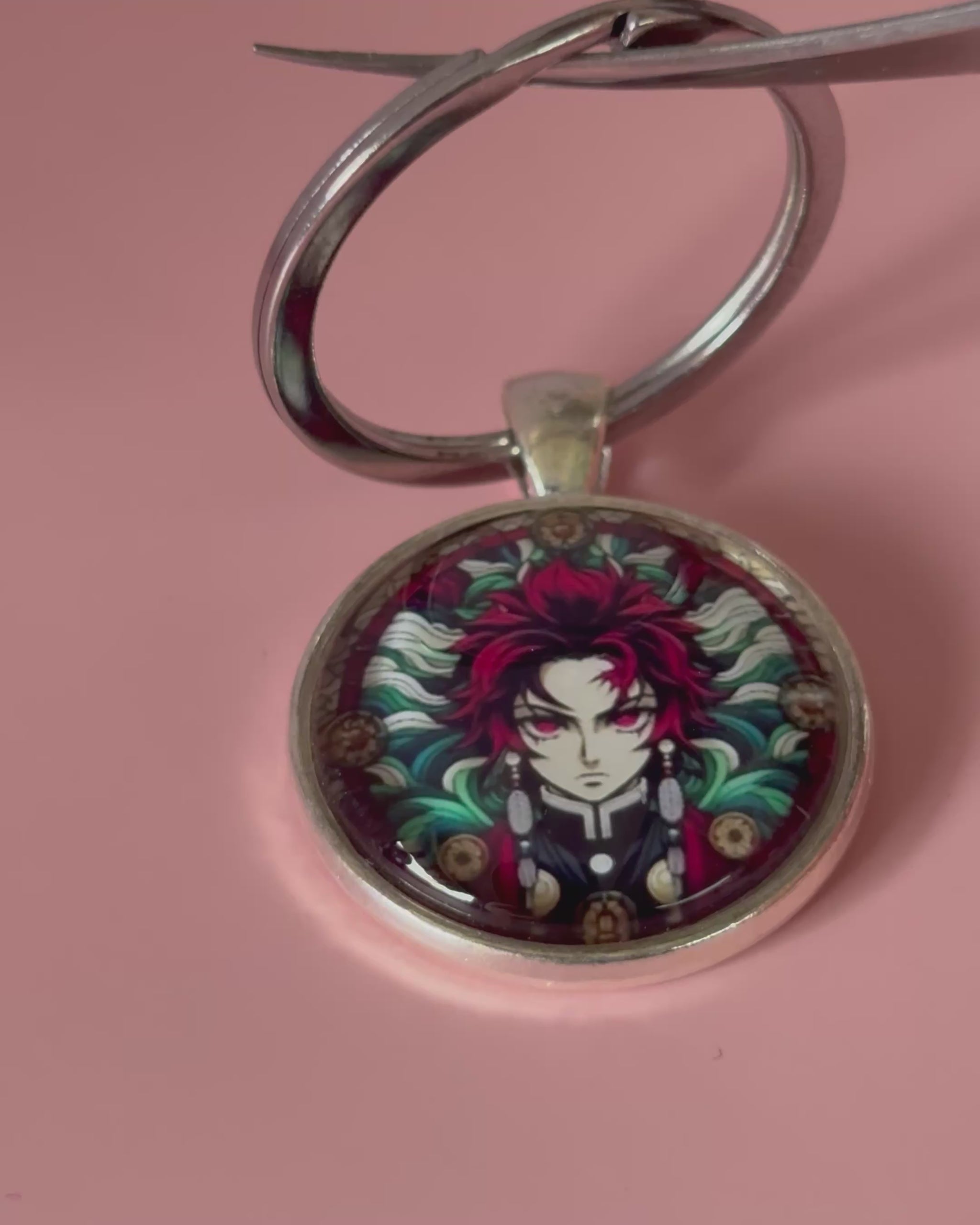 Demon Slayer Anime-Schlüsselanhänger mit rundem Motiv und silbernem Metallanhänger