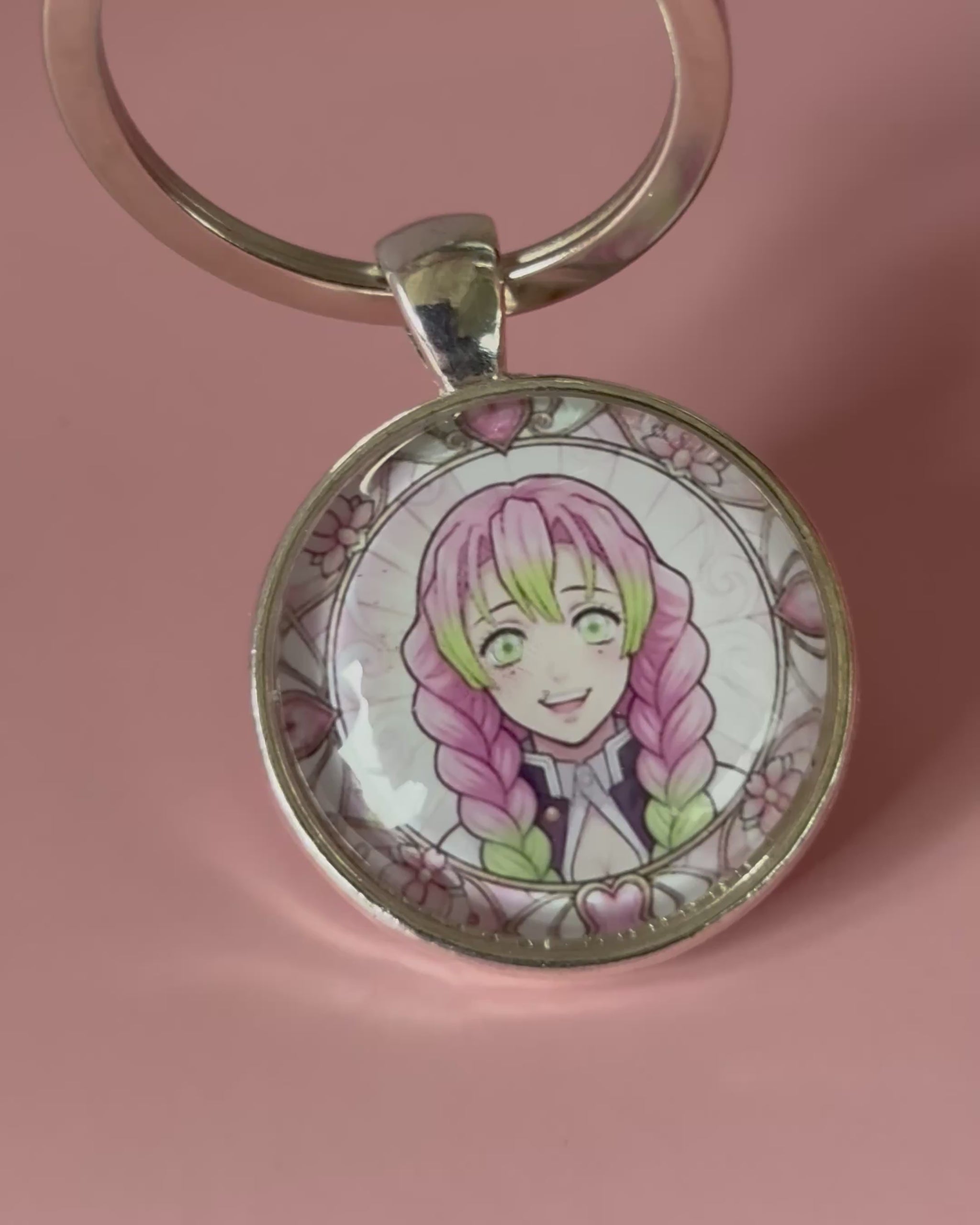 Demon Slayer Anime-Schlüsselanhänger mit rundem Motiv und silbernem Metallanhänger